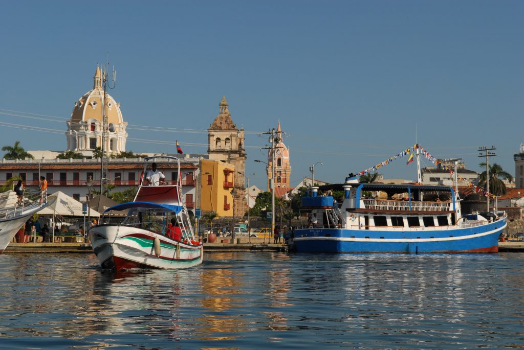 At this pier, one finds the boats that take tourists to Islas del Rosario, Cartagena